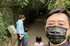 60岁庾澄庆罕晒一家四口合影，一双儿女伴随左右，网友却惦记哈利图片