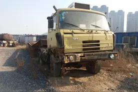 路边的经典——少见的太脱拉T815-2型牵引车图片