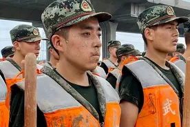 子弟兵来了！近四百名武警官兵前往郭家嘴水库抢险救援图片