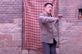 45岁于震被疑作秀，拍视频假摔动作妖娆，网友：网红比明星赚钱图片
