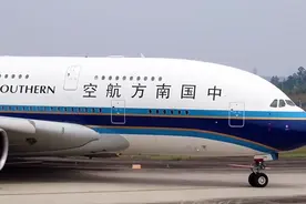 南方航空A380，疫情期间接留学生回国，起飞图片