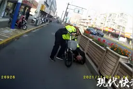 盐城一骑车老人突然倒地抽搐，口吐白沫……图片