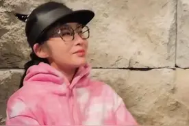 张敏与小17岁男星嗨玩，皮肤白里透红宛如18岁，张纪中夫妇也在场图片
