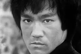 李小龙被打晕近一小时！意外遭石坚重拳袭击，事后并未疯狂报复图片