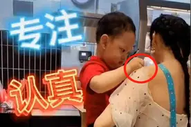 妈妈穿得太清凉，宝宝使劲拉衣服为其遮挡，网友：这届家长真难带图片