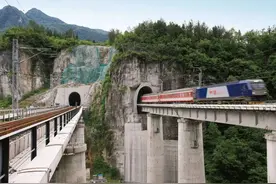 百年夙愿完成！5万人耗时7年，中国如何将宜万铁路搞定的？图片