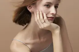 女生结婚戒指戴哪个手指？结婚戒指怎样戴才是正确的呢？图片