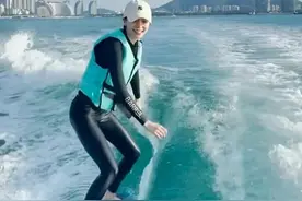 Angelababy出海滑水姿势满分 大晒水蛇腰还有马甲线 黄晓明在哪？图片