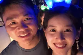 偶遇刘强东一家三口逛街，买几百万珠宝送章泽天，女儿长得像爸爸图片