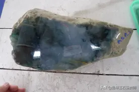 脱沙料也有风险的。缅甸翡翠原石。看皮识肉，赌石是怎么涨的？图片