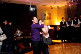 KTV的服务员隔几分钟就往包房看一眼，到底在看什么？图片