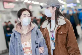 刘芸携妈妈现身机场，母女挽手像姐妹，62岁刘妈气质不输女儿图片