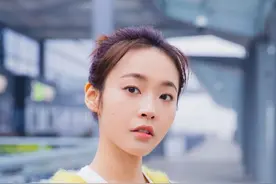 张佳宁的穿搭就是少女标配，鹅黄针织衫很吸睛，穿出20岁感觉图片