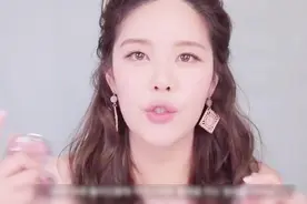 倩碧小菊花腮红试色体验：人气很旺，经常断货，一抹好气色！视频封面