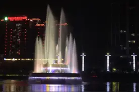 亚洲第一高喷泉：喷泉集声、光、水、色于一体，主喷和副喷组成图片