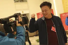 下跪求粉、灵堂卖片，这些老艺术家沦落起来，可比流量明星狠多了图片