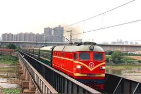 东风家族产量最多、运用广泛！交直流电传动的东风DF4型内燃机车图片