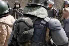 高海拔战士穿上凯夫拉重甲，持长棍专门对抗冷兵器，还用上外骨骼图片
