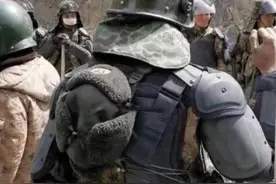 高海拔战士穿上凯夫拉重甲，持长棍专门对抗冷兵器，还用上外骨骼图片