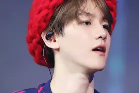 边伯贤回归前宣布入伍，粉丝砸钱买专辑，上一个这么虐粉的还是他图片