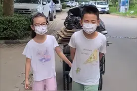 刘和刚俩孩子太优秀，穿着朴素强忍高温收垃圾，卖完还要捐给山区图片