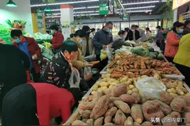 看到大爷大妈推着车囤了四五袋大米，似曾相识，当年囤盐也是如此图片