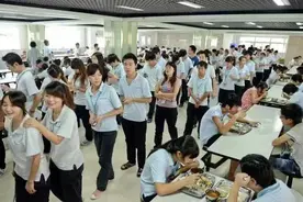 天啊！整个部门就我一个男的，同事都是小姐姐图片