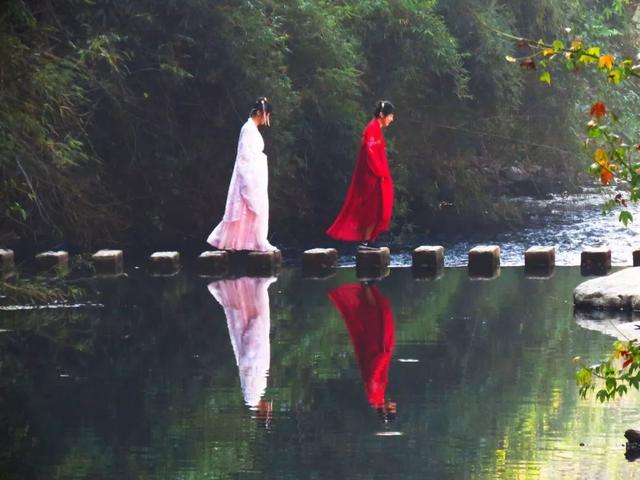 秋风吻尽银杏叶，艳遇醉美帽子峰