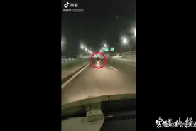 小伙骑摩托车载女友上高架，浙江车主看不下去，结局亮了图片