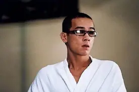 因贫穷3000块卖掉弟弟，现上亿身家也找不回，成陈小春一辈子的痛图片