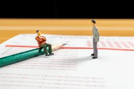 老师：请写出一句你们认为有多个含义的“话中话”图片