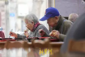 老年人吃饭不收费！济南夫妻开“爱心餐馆”，为独居老人送一日三餐20余年图片