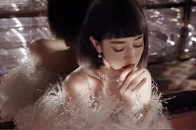 迪丽热巴说900张照片太难挑，复古短发像娃娃，羽毛披风好惊艳图片