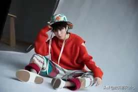 王俊凯时尚5月刊写真抢先看，造型像个活泼可爱大男孩，五彩缤纷图片