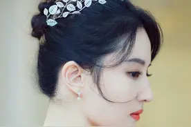 刘亦菲穿搭小配饰时尚漂亮，精致的猪猪女孩值得拥有图片