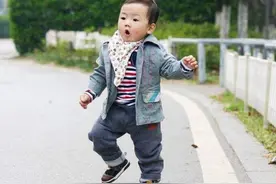 ​孩子一出门就想抱，不走路怎么回事？有这几点原因，妈妈们看看图片