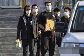 永别！于月仙遗体火化，家属手捧遗照悲痛万分，无儿女由亲弟送行图片