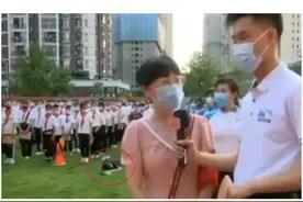 开学典礼学生晕倒，记者“视而不见”，安全播出真的大过天吗？图片