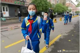 呼和浩特新城区：别样开学礼，共燃爱国情图片
