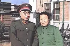 开国中将吴信泉一生养育12个子女，周总理调侃：你家是航空母舰图片