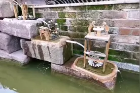 青年手工制造微型小水车灌溉系统 以农用物件原料造美妙水车景观图片