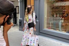 美国疫情对潮品店冲击太大，《欲望都市》女主角亲自跪着服务顾客图片