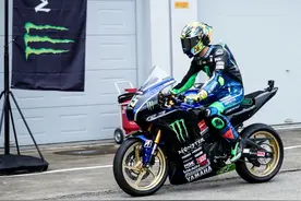 王一博摔车，到底谁是谁非？图片