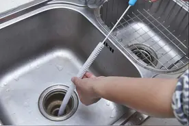 厨房卫生间下水管堵了不用慌，用这几种方法，一会就疏通图片