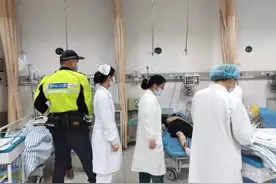 滴滴乘客突发疾病，交警5分钟开道送医图片
