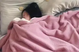 女儿突然主动乖乖“睡觉”，宝妈心生疑惑，掀被子后宝妈火冒三丈图片