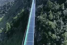 平顶山这座9D高空玻璃桥横空出世，简直不要太惊艳！图片