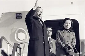 田中角荣访华，当周总理面说自己年轻，毛主席送他一套书图片