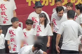 沈腾合照想让c位给马丽，却被吴京一把推回原地，委屈到吐舌头图片