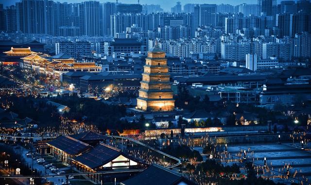 大雁塔是楼阁式砖塔，塔通高64.5米，塔身为七层